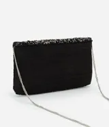 Cartera de fiesta tipo sobre, color negro, cubierta de lentejuelas y cuentas plateadas. Incluye correa de cadena metálica plateada.