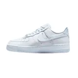 Zapatillas Nike Air Force 1 07 Premium de cuero color celeste con suela moteada y cordones celestes.