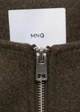 Chaqueta bomber verde oliva de lana con cierre frontal con cremallera, cuello redondo, puños y bajo elásticos.
