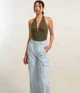 Pantalón de jean azul oscuro, corte recto y tiro alto, con bolsillos cargo laterales y cierre frontal con botón y cremallera.