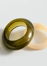 Pack de dos anillos gruesos de resina. Uno color crema y otro color verde oliva.