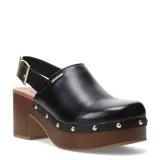 Zapato tipo zueco de cuero negro con plataforma de madera y detalles de tachas doradas.