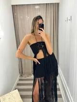 Top tejido de algodón color negro, con espalda descubierta y terminación en flecos.