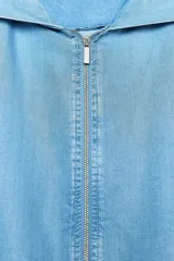 Chaqueta celeste de denim con capucha, cierre frontal con cremallera, bolsillos delanteros y mangas largas con puños elásticos.