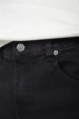 Pantalón de jean gris oscuro, de corte recto, con bolsillos delanteros y traseros.