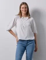 Blusa de gasa blanca, marca Sioni. Cuello a la base y escote en V con botones.