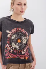 Remera negra de algodón con estampa esotérica en el frente con detalles en foil y tinta a contratono.