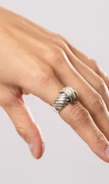 Anillo de plata 925 con diseño de bandas en dublé de oro.