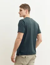 Remera de manga corta color petróleo, de corte recto y cuello redondo.