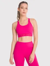 Top deportivo fucsia con soporte medio, almohadillas removibles, tirantes finos con detalle de encaje y espalda con tirante grueso central.