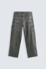 Pantalón gris de corte relaxed fit, con cinco bolsillos, efecto lavado, aplicación de tira y bolsillo multifunción en perneras. Cierre frontal con cremallera y botón.