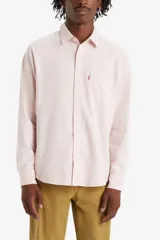 Camisa de corte estándar, color rosa, con un bolsillo en el pecho y botones frontales.