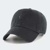Gorro estilo 'dad hat' de algodón, color negro, con corona desestructurada y cierre ajustable. Presenta el escudo bordado del Liverpool FC en el frente y el logo de la marca '47' bordado en el lateral.