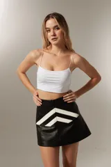 Top cropped blanco de nylon, liso y al cuerpo con tirantes finos.
