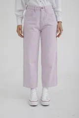 Pantalón de jean color amarillo pastel, corte cropped y pierna ancha.