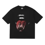 Remera negra de algodón con cuello redondo y corte oversize. Estampado frontal de una boca con labios plateados y lengua roja con la letra V.