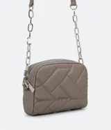 Bolso pequeño color gris con textura capitoneada, correa de cadena y cierre de cremallera.