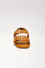 Sandalias negras de cuero con dos tiras anchas sobre el empeine, hebillas doradas y tira trasera.