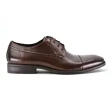 Zapato acordonado de cuero negro, con puntera redondeada y suela plana.
