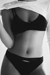 Colaless negro de tiro bajo con detalle de corte en el centro de la cintura.