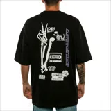 Remera negra de manga corta con logo de Element estampado en el pecho.