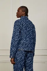 Campera de jean azul con estampado de logomanía en blanco. Corte recto, cuello clásico, cierre con botones metálicos y bolsillos delanteros. Marca Animale Jeans.