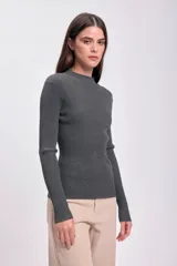 Polera gris oscuro de punto de rib con cuello alto y mangas largas.