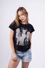 Remera negra de manga corta con estampado frontal de tres mujeres. Corte clásico.