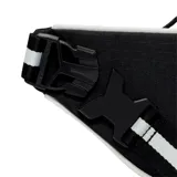 Riñonera negra con logo Nike bordado en azul y detalles en blanco.