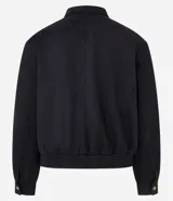 Campera marrón con cierre frontal, cuello inglés, bolsillos laterales y bajo con elástico. Presenta detalles de recortes en la parte superior. Marca Marfinno.