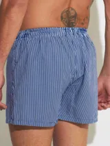 Bóxer de algodón blanco con estampado de flores pequeñas color celeste, con cintura elástica y logo de la marca en el centro.