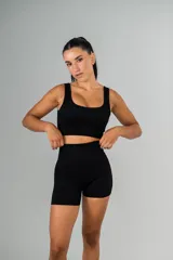 Top deportivo negro de breteles anchos y escote cuadrado.