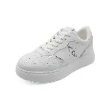 Zapatillas urbanas blancas con detalles plateados en el talón y laterales.
