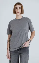 Remera gris melange de algodón premium, manga corta, cuello redondo y calce regular con recorte en la espalda.