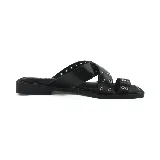 Sandalias blancas con tiras cruzadas y ojales metálicos.