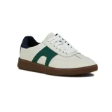 Championes de cuero color blanco con detalles en verde y suela marrón.