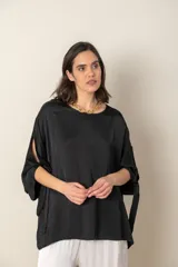 Blusa italiana holgada de color negro con cuello redondo y mangas 3/4 con detalle de lazos.