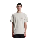 Remera color beige con estampado pequeño en el pecho con el logo de la marca Critical Slide Society.