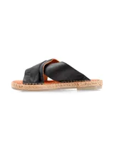 Sandalias negras de cuero con tiras cruzadas y hebilla dorada.