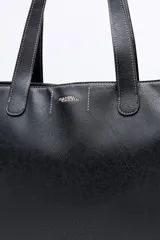 Cartera tipo tote bag en símil cuero color marrón oscuro, con bordados decorativos en blanco que evocan un estilo western. Cuenta con asas largas para llevar al hombro.