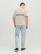 Camiseta color beige de manga corta y cuello redondo con calce relajado.