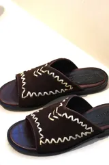 Sandalias bajas color marrón de gamuza, con costuras decorativas en zigzag color crudo.