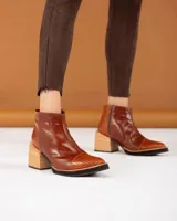 Botas de cuero color marrón con tacón cuadrado bajo y detalle de costura.