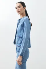Chaqueta de jean celeste con cuello redondo, cierre con botones metálicos y detalle trenzado en cuello, bolsillos y ruedo.