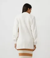 Chaqueta larga tipo cárdigan de chenilla color borgoña, con bolsillos delanteros, puños y bajo texturizados.