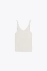 Musculosa blanca de breteles finos y escote redondo con detalle de tul a tono.