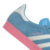 Zapatillas Adidas Gazelle de gamuza celeste con las tres tiras laterales blancas, talón blanco y suela de goma rosa.