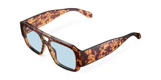 Gafas de sol unisex con diseño aviador oversized, montura color carey, doble puente y lentes celestes.