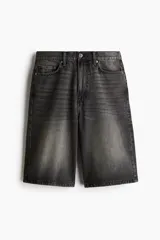 Short de denim de algodón rígido color gris oscuro con efecto lavado. Diseño de cinco bolsillos, corte holgado y tiro caído.