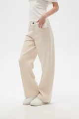 Pantalón jean color beige, de corte recto y holgado, con cintura alta y diseño color block en la parte superior.
